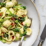 A bowl of pasta with broccoli and broccoli.